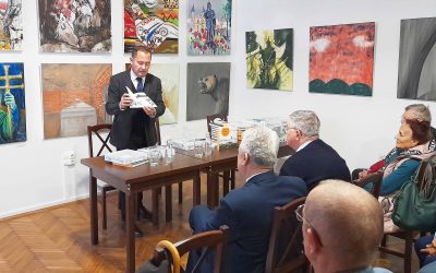 Szilágyi Zsolt, az Európai Emlékezet és Lelkiismeret Platformja elnökségi tagja mutatta be Debrecenben az intézmény kiadványait