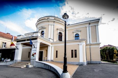 1889 május 18-án tartják az új színházépület ünnepélyes alapkõletételét.  Az épülõ színház tervezoje Voyta Adolf pápai mûépítész, az építést Szikszay Lajos debreceni építészre bízták, a belsõ díszitést a fõváros dalszínházának híres festői Spanraft és Hirsch végezték. Az itt működő Harag György Társulatot jól ismeri a debreceni közönség is.